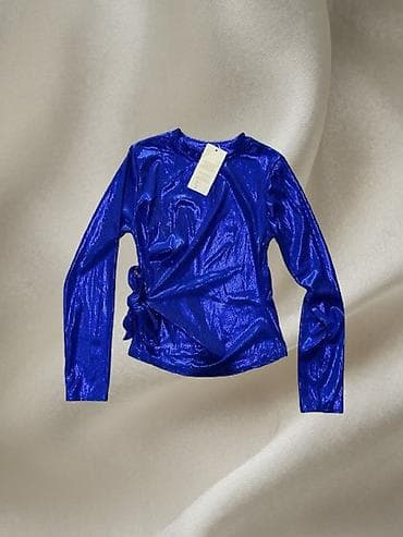 Plavi metalik top sa dugim rukavima i asimetričnim naborima. Materijal na lalafo.rs Plavi metalik top sa dugim rukavima i asimetričnim naborima. Materijal