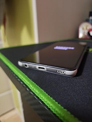 wireless headphones cena: Samsung Galaxy A-serija, bela boja. Telefon sa četvorostrukom zadnjom — 6