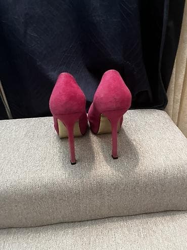 polovna obuca na veliko: Ženske visoke potpetice u jarkoj roze boji, izrađene od brušene kože — 2