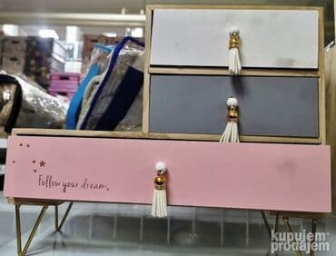 ugaone garniture sa zicanim jezgrom: Polica sa fiokama za nakit i sitnice. Metalni nogari

2399 dinara — 1