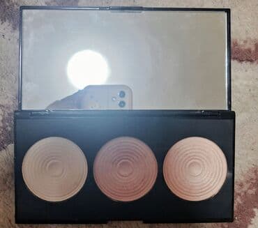 mokasine sa debelim djonom: Paleta hajlajtera Revolution Beyond Radiance Palette sa tri različite — 1