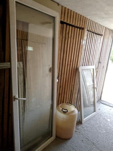 drveni prozori i vrata: Beli REHAU PVC prozor sa dvostrukim staklom i ručkom. Ovaj prozor nudi — 4