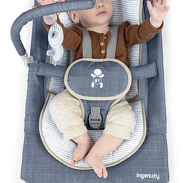Nameštaj: Kids II Ingenuity Ležaljka Happy Belly – Chambray (0–6 m) sa masažerom — 3