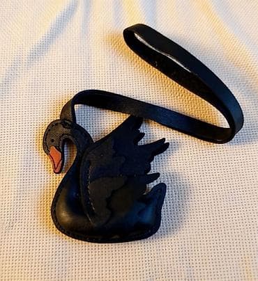 kutija za nakit novi sad: Kožni privezak/ukras u obliku crnog labuda - Materijal: veštačka koža — 2