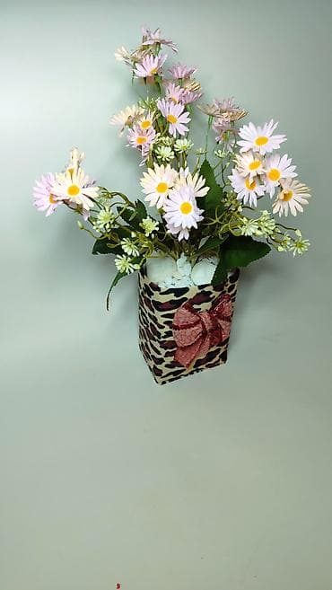 Kućni dekor: Dekorativna aranžirana veštačka saksija sa belim/lila tratinčicama - — 3