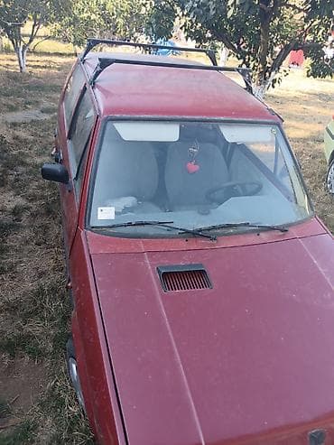 fratellis auto: Zastava Yugo, crvena boja, trovratni hečbek. Karakteristike i — 1