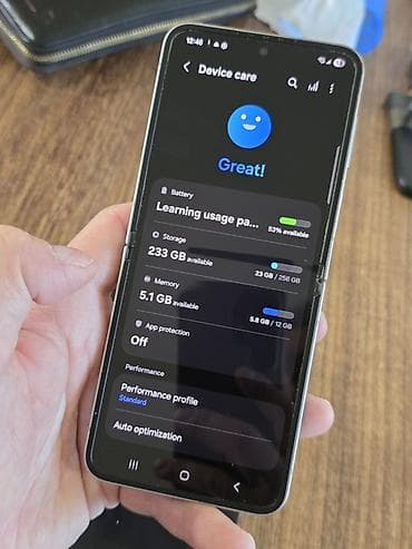 pegla bez pare: Samsung Galaxy Z Flip6 u odlicnom stanju bez ikakvih vidljivih ili — 9