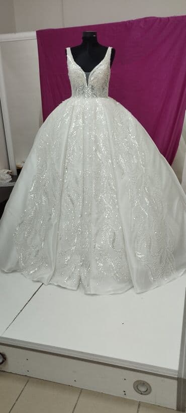 Venčanice: Bela balska venčanica sa raskošnom suknjom i bogatim ručnim ukrasima — 5