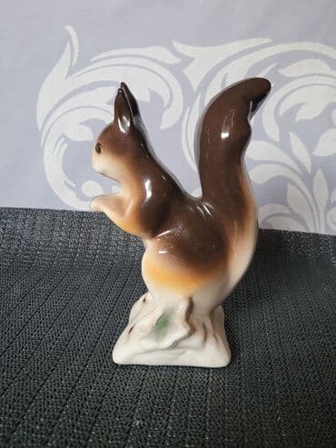 velike svece: Porcelanska nova figura veverice 70te. Figura nova sve na njoj je — 9