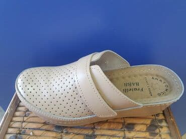 crocs zenske klompe: Kozne anatomske klompe 
Cena 3950 din 36-41 — 17