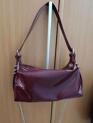 sat sa slikom: Bordo ženska torba "Stradivarius" preko ramena sa sjajnom završnom — 2