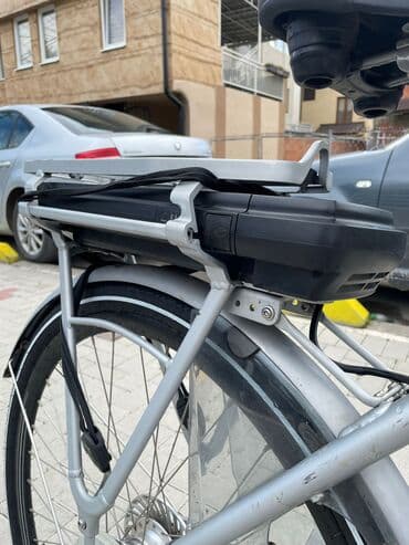 torba za ribolov lidl: Električni bicikl u srebrnoj boji. Poseduje crno sedište i bateriju — 2