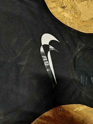 Prodajem " Nike" originale :majica 1000,helanke 1500,ranac 1500,sve je