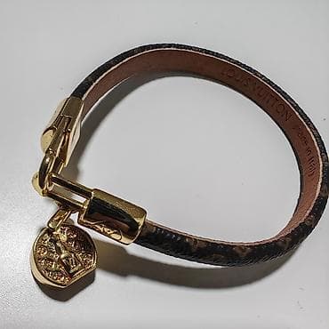 Louis Vuitton narukvica – Monogram koža i zlatno-tonirani metalni na lalafo.rs Louis Vuitton narukvica – Monogram koža i zlatno-tonirani metalni