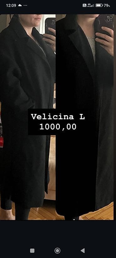 Dugi crni kaput, elegantnog kroja sa reverima. Klasičan, ravni model