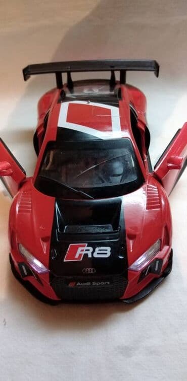 trotinet na dva tocka: MSZ Audi R8 LMS pritiskom tockova i otvaranjem vrata svira i svetle — 2