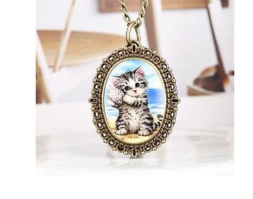 Medaljon sa kvarcnim satom/ogrlica Medaljon sa kvarcnim satom koji se