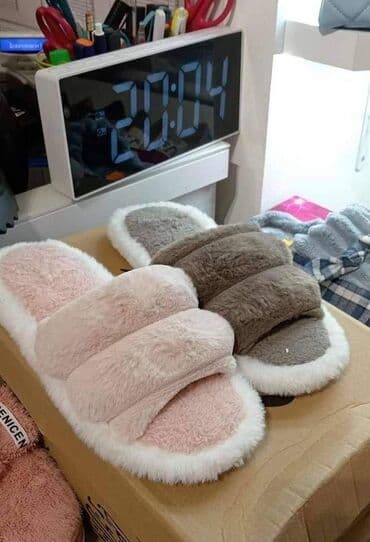 zara s: Prelepe kucne papuče NOVO!
36/37
 Cena 1150 din

VK 
Lager — 1