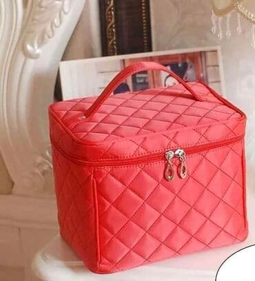 neseser womens secret: 1 kom 1500 din
2 kom 2100 din — 2