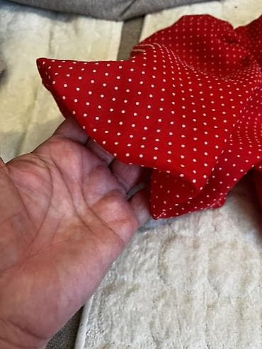 Haljine: Crvena haljina na tufnice - Model: midi dužina sa širokom, lepršavom — 6