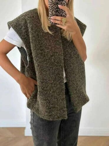 crna kosulja sive pantalone: Ženski prsluk bez kopčanja – meka “bouclé”/fluffy tekstura - Model — 2