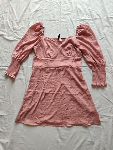 Roze mini haljina s puf rukavima. - Boja: puder roze. - Kroj: mini na lalafo.rs Roze mini haljina s puf rukavima. - Boja: puder roze. - Kroj: mini
