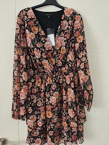 AMISU ženska haljina, model s cvetnim printom na crnoj podlozi. -