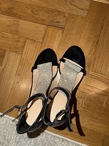 Stikle sa kristalima koji reflektuju prelep odsjaj. Lakovane. Dostupne