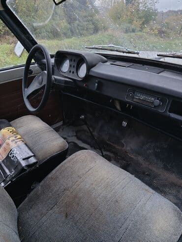 Oldtajmer sedan – bele boje, četvora vrata, klasičnog pravougaonog