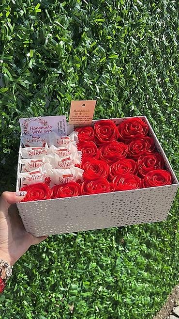 Čaj, kafa, pića: Poklon kutija – crvene ruže i Raffaello - Elegantna pravougaona — 2