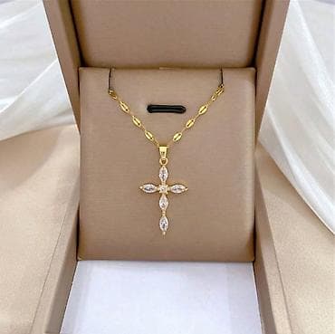slike nakita: Set od 2 elegantne ogrlice 1) Zlatnotonska ogrlica sa priveskom krst — 1