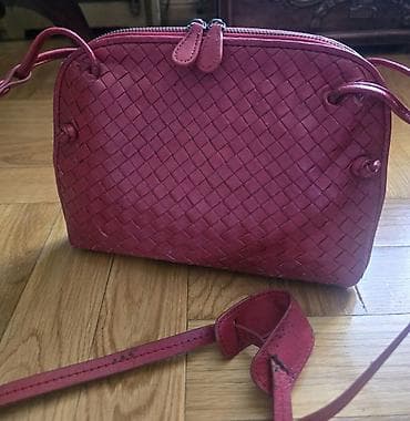 Bottega Veneta Nodini crvena kozna torba sa dugačkim kaišem. Crossbody na lalafo.rs Bottega Veneta Nodini crvena kozna torba sa dugačkim kaišem. Crossbody