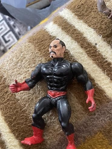 polovni autici na akumulator: Akciona figura – muškarac u crno‑crvenom kostimu - Materijal: tvrda — 2