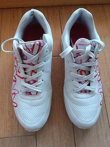 tereks patike planeta: Par belih Skechers patika, jedan par je potpuno beo, dok je drugi — 3