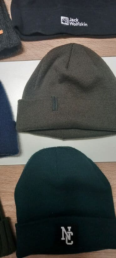 Zimske kape .Novi Beograd Cene su od 300 do 500 dinara .Može dogovor — 7