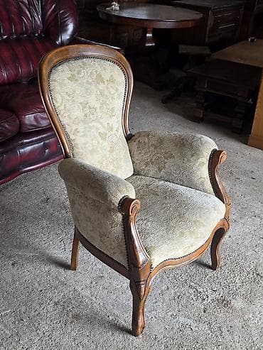 yisk namestaj: Stilska fotelja sa drvenim ramom i floralnim štofom - Klasičan dizajn — 7