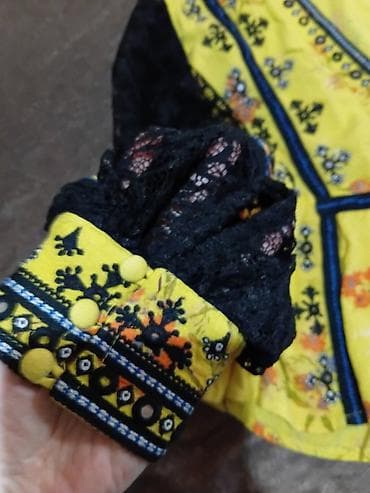 loafers cipele zenske: Ženska boho bluza sa vezom i čipkastim rukavima - Model: kratka bluza — 4