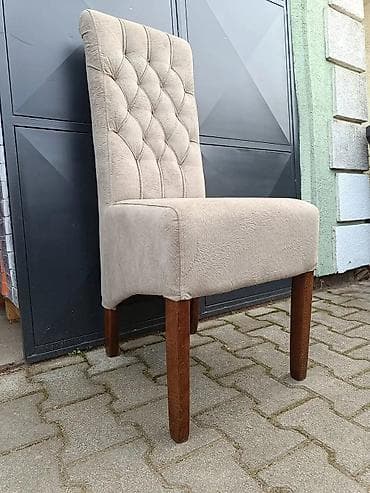 Tapacirane stolice sa visokim naslonom – klasičan dizajn sa dugmadima