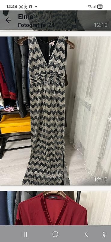 Duga večernja haljina bez rukava sa V‑izrezom. Model je ravne, tečno — 1