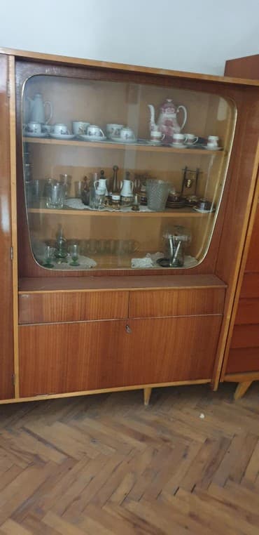 tabure sa prostorom za odlaganje: Drveni vitrina sa gardarobnim delom — 1