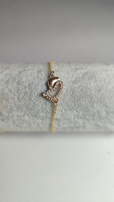 Novčanici: Zlatna narukvica sa centralnim priveškom u obliku stilizovanog srca — 1