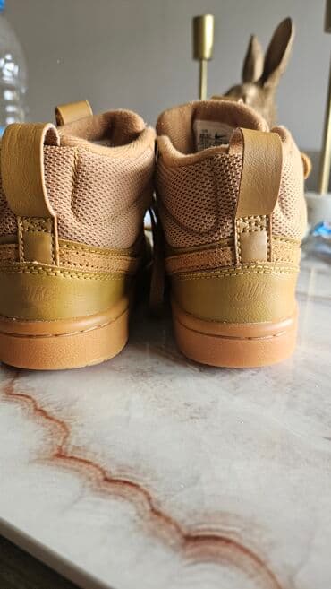 zlatne kopačke: Dečije Nike patike – model Mid/High u karamel/“wheat” nijansi. - — 3
