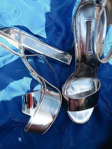 salonke beograd: Steve Madden sandale na platformu, metalik srebrne boje. - Model — 2