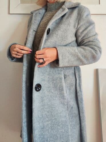 M, Sa postavom — 2