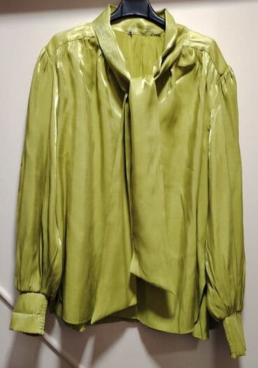 Venčanice i aksesoari: Ženska bluza u maslinasto zelenoj boji, sa efektnim sjajem. Model je — 1