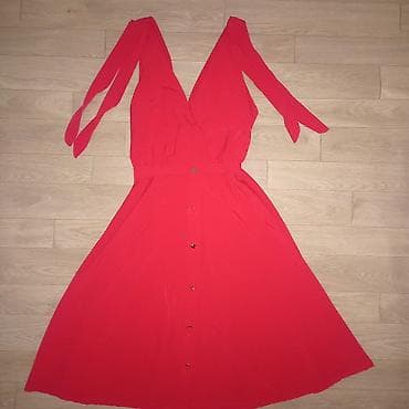 Lične stvari: Crvena haljina sa V‑izrezom i dugmadima po sredini. Model do ispod — 2