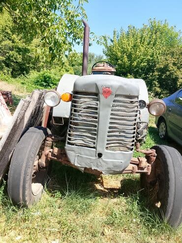 merenje raspona rupa na felnama: Robusni poljoprivredni traktor sive boje, opremljen širokim gumama sa — 2