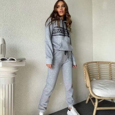 kompleti odece: Veličine S, M, L, XL 
 CENA 4100 din — 2