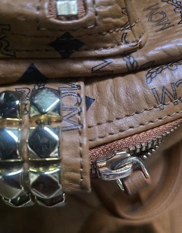 stradivarius aksesoari: MCM mini stark ranac konjak braon boje sa monogram printom. Nov je — 4