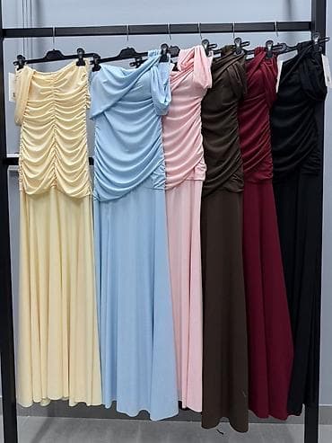 Haljine: ✅Duga elegantna haljina sa naborima i spuštenim ramenima
3000 din — 7